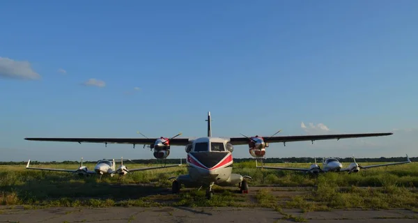 Foto Vemos Grupo Aeronaves Quantidade Três Aeronaves Uma Das Quais — Fotografia de Stock