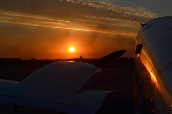 Této Fotografii Stojí Letišti Při Západu Slunce Letadlo Vypnutými Pístovými — Stock fotografie