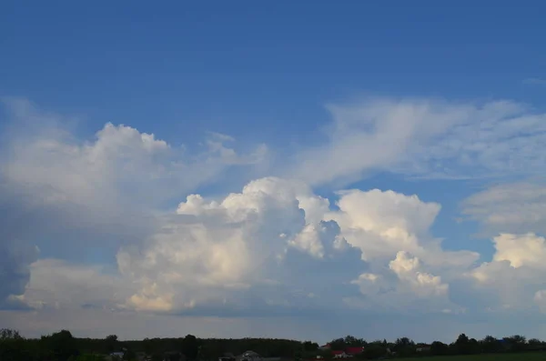 Photo Représente Ciel Bleu Été Couvert Nuages Différentes Formes — Photo