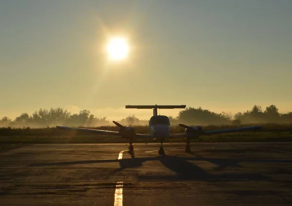 Frühen Morgen Nebel Warten Das Flugzeug Ist Startklar — Stockfoto