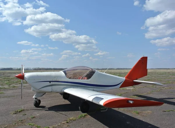 Foto Mostra Pequeno Avião Avião Fica Asfalto Céu Verão Serve — Fotografia de Stock