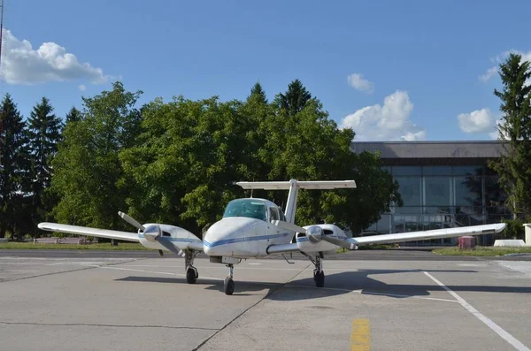 Bildet Viser Fly Som Står Flyplassen Venter Passasjer Været Solrikt – stockfoto