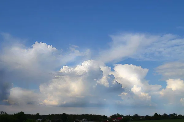 Fénykép Nyári Égboltról Kék Hátterében Gyönyörű Felhők Láthatók Nagyok Kicsik — Stock Fotó