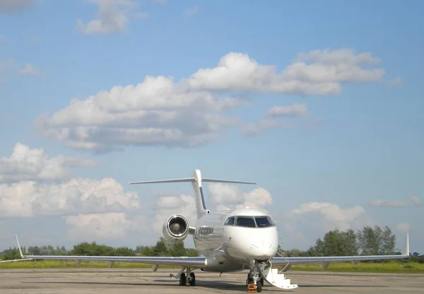 Foto Mostra Grande Avião Moderno Espera Viajantes Aeroporto Contra Céu — Fotografia de Stock