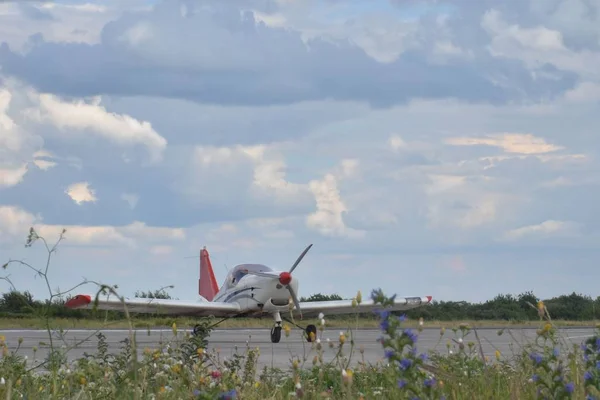Een Trainingsvliegtuig Staat Bij Gebrek Aan Weer Voor Vluchten Achter Rechtenvrije Stockfoto's