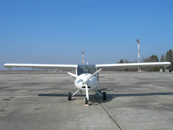 Pequeno Avião Branco Fica Aeroporto Estacionamento Uma Vista Lateral Mostrada — Fotografia de Stock