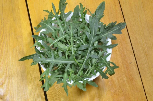 Mesa Que Está Pires Com Uma Salada — Fotografia de Stock