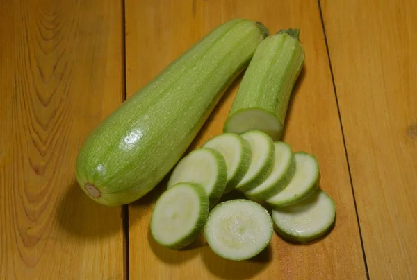 Afbeeldingen Courgette Liggend Een Tafel Een Van Hen Wordt Plakjes — Stockfoto