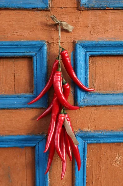 Peperoncino Piccante Peperoncino Rosso Viene Essiccato Strada Sfondo Pannello Rosso — Foto Stock