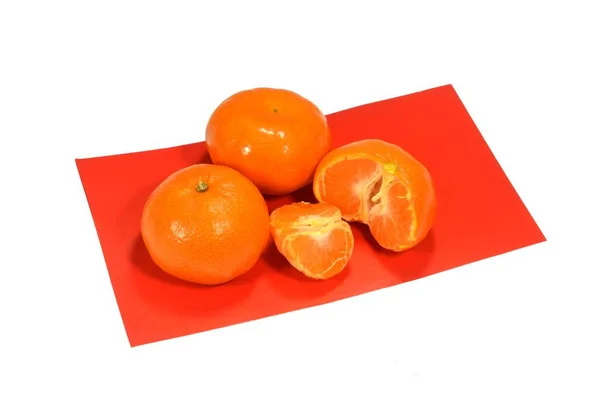 Tres Mandarinas Maduras Están Alfombra Roja Uno Ellos Está Cortado — Foto de Stock