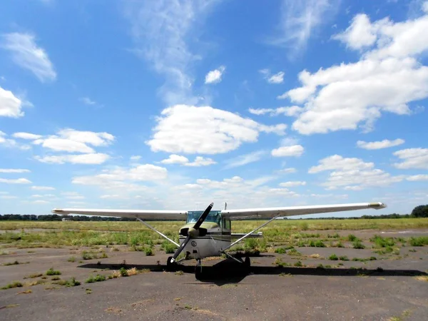 Vidíme Malé Letadlo Stojící Polním Letišti Proti Modré Jarní Obloze — Stock fotografie