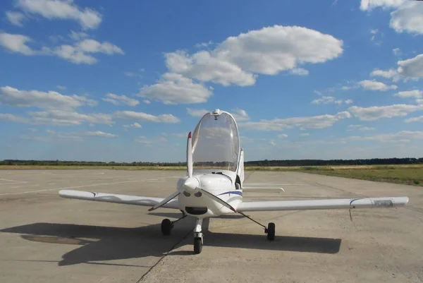 Fotografované Lehké Bílé Letadlo Otevřeným Kokpitem Zaparkované Letišti — Stock fotografie