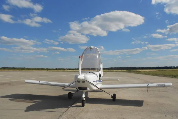 Fotografado Avião Leve Branco Com Cockpit Aberto Está Estacionado Aeroporto — Fotografia de Stock