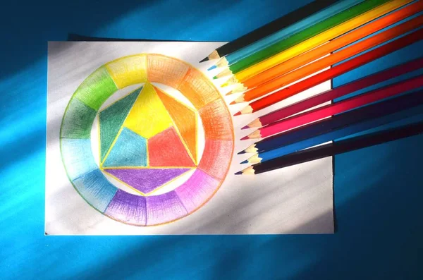 Promienie Jasnego Porannego Słońca Świecą Malowany Obraz Kolorowych Ołówków Obraz — Zdjęcie stockowe