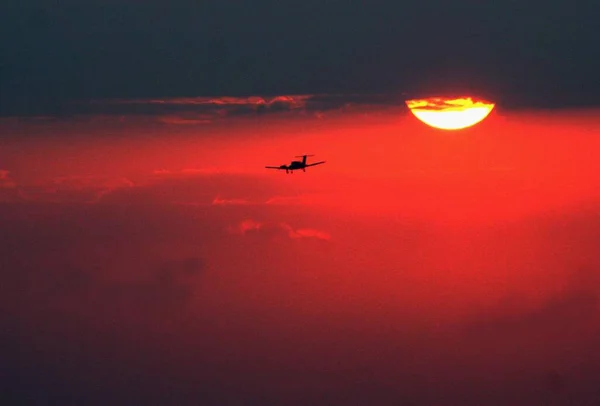 Bild Natthimlen Med Moln Solen Vid Solnedgången Flygplanet Som Landar — Stockfoto
