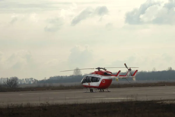 Megfigyeljük Vészhelyzeti Minisztérium Helikopterét Amely Leszállt Utasokra Vár Stock Kép
