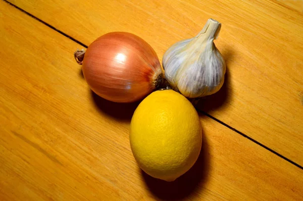 Una Mesa Madera Hay Cebollas Limón Ajo Que Simbolizan Estilo —  Fotos de Stock