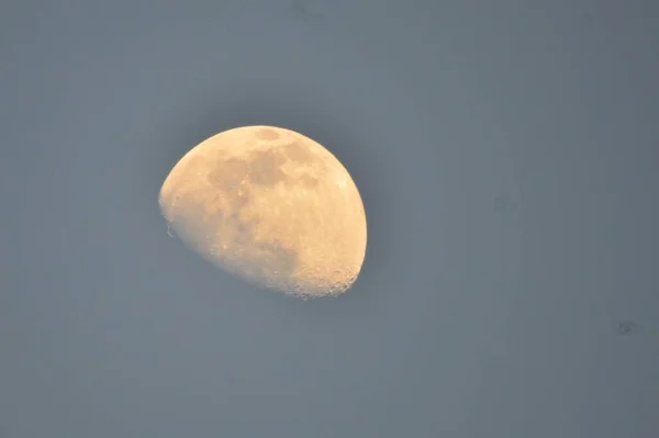 In the sky, in the afternoon, a huge moon appeared, soon there will be a full moon.