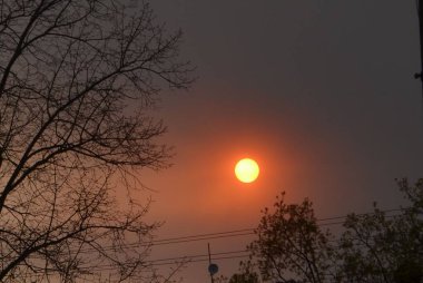 Fotoğraf, yakında batan güneşi kapatacak bir toz fırtınasının yaklaştığını gösteriyor..