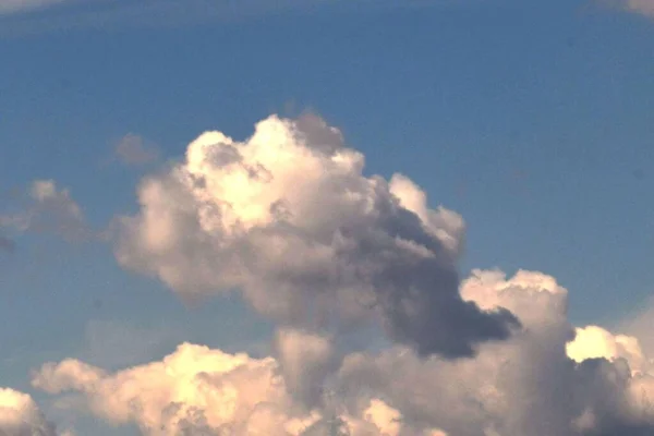 Egy Fénykép Felhőkről Melyen Egy Felhő Formálódik Egy Szakállas Csodálatos — Stock Fotó