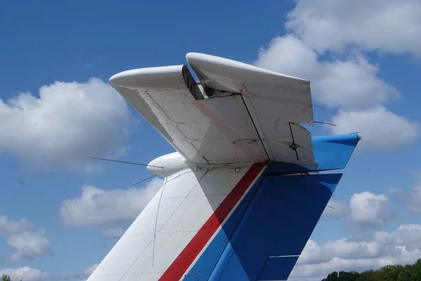 Foto Quilha Avião Visão Traseira Esquerda Longo Voo Lado Invólucro — Fotografia de Stock