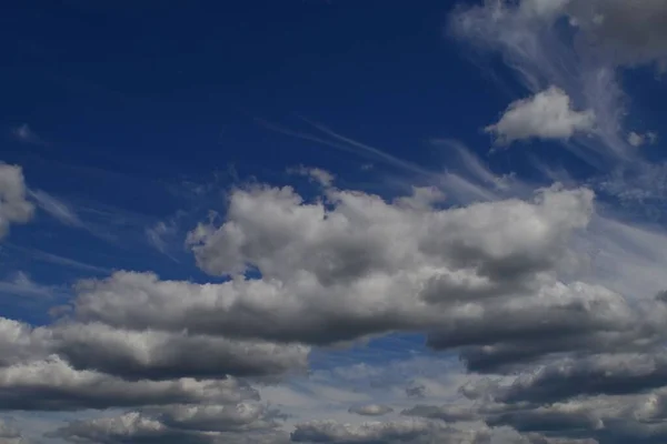 Napközben Sötét Kék Eget Figyelünk Meg Cirrus Felhők Gyorsan Átrepülnek — Stock Fotó