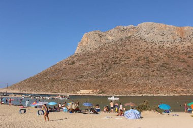 Chania, Girit Adası, Yunanistan - 30 Temmuz 2016: Akrotiri yarımadasında turistlerle dolu Stavros Plajı manzarası.