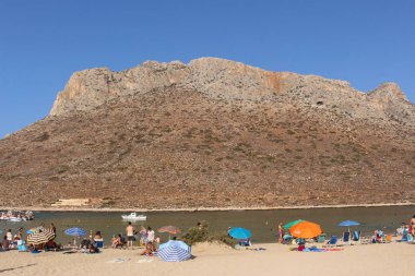Chania, Girit Adası, Yunanistan - 30 Temmuz 2016: Akrotiri yarımadasında turistlerle dolu Stavros Plajı manzarası.