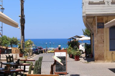 Chania, Girit Adası, Yunanistan - 27 Temmuz 2016: Theotokopoulou caddesi ve Ritzou Andrea caddesinin Akdeniz ile kesiştiği yer.