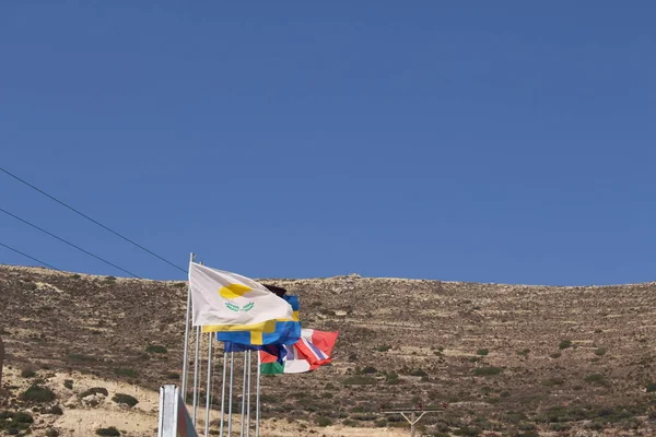 希腊克里特岛西部Falassarna海滩部分撕破 飘扬的国旗 分别为塞浦路斯 欧洲联盟 意大利 — 图库照片