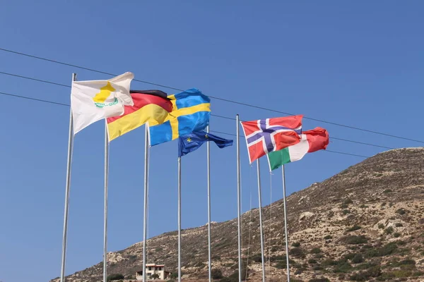 Chania Kreta Grecja Lipca 2016 Częściowo Podarte Trzepoczące Flagi Narodowe — Zdjęcie stockowe