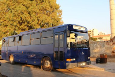 Chania, Girit Adası, Yunanistan - 27 Temmuz 2016: Akti Kanari Caddesi 'nde yol kenarına park edilmiş boş koyu mavi bir otobüs.