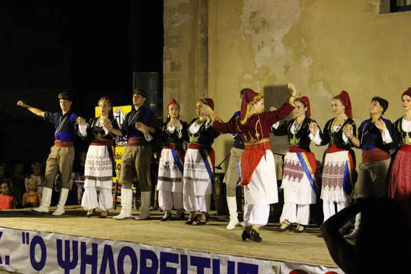 2016年8月3日 希腊克里特岛查妮亚 身着克里特岛传统服装的舞蹈演员正在舞台上表演 他们将在夏季查妮亚的威尼斯港口表演 — 图库照片