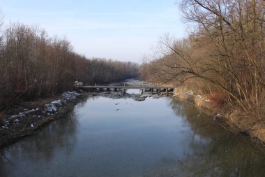 Dornbirn Ach (Dornbirner Ache) nehri, Şubat ayında. Kaynağını Ebnit Alp köyünden alır ve Constance Gölü 'ne akar. Bibelweg, Dornbirn, Vorarlberg, Avusturya 'da çekildi.