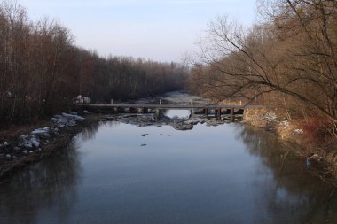 Dornbirn Ach (Dornbirner Ache) nehri, Şubat ayında. Kaynağını Ebnit Alp köyünden alır ve Constance Gölü 'ne akar. Bibelweg, Dornbirn, Vorarlberg, Avusturya 'da çekildi.