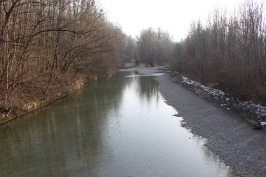 Dornbirn Ach (Dornbirner Ache) nehri, Şubat ayında. Kaynağını Ebnit Alp köyünden alır ve Constance Gölü 'ne akar. Bibelweg, Dornbirn, Vorarlberg, Avusturya 'da çekildi.