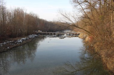 Dornbirn Ach (Dornbirner Ache) nehri, Şubat ayında. Kaynağını Ebnit Alp köyünden alır ve Constance Gölü 'ne akar. Bibelweg, Dornbirn, Vorarlberg, Avusturya 'da çekildi.