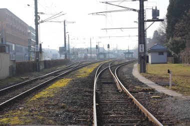 Bregenz, Vorarlberg, Avusturya - 12 Şubat 2017: Bregenz Limanı 'ndaki Seestrasse Caddesi' ndeki demiryolu manzarası. 