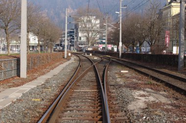 Bregenz, Vorarlberg, Avusturya - 12 Şubat 2017: Bregenz Limanı 'ndaki Seestrasse Caddesi' ndeki demiryolu manzarası. 