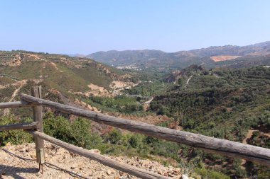 Yunanistan 'ın Girit Adası' nın batı kesiminde, Fournes 'teki zeytin ağaçları, tepeler ve tarlalarla manzara.