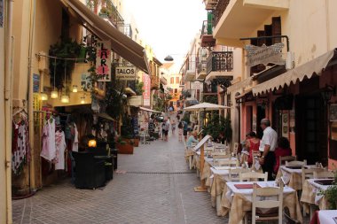 Chania, Girit Adası, Yunanistan - 28 Temmuz 2016: Tipik Girit dükkanlarının bulunduğu Theotokopoulou Caddesi manzarası.