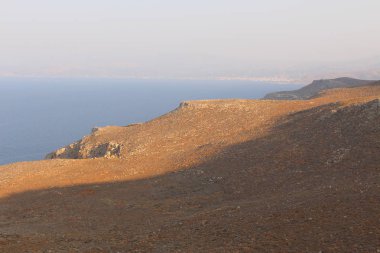 Yunanistan 'ın Girit Adası' nın kuzeybatısındaki Balos Gölünün engebeli arazisiyle Akdeniz manzarası. 
