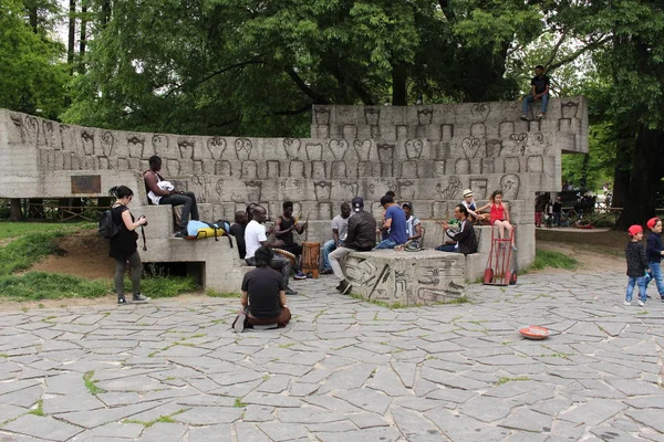 Milano Italia Aprile 2017 Musicisti Strada Africani Suonano Strumenti Percussione — Foto Stock