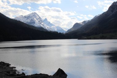 İsviçre 'nin güneyindeki Grisons Kantonu' ndaki İsviçre Alpleri arasındaki Sufnersee Gölü 'nün güzel gün batımı manzarası. 