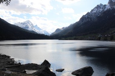 İsviçre 'nin güneyindeki Grisons Kantonu' ndaki İsviçre Alpleri arasındaki Sufnersee Gölü 'nün güzel gün batımı manzarası. 