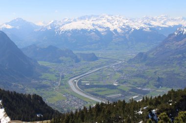 Triesenberg belediyesinin Gaflei köyündeki Alpspitz zirvesinden alınan Liechtenstein 'in (Yukarı Ren Vadisi) hava manzarası.
