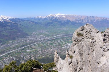 Triesenberg belediyesinin Gaflei köyündeki Alpspitz zirvesinden alınan Liechtenstein 'in (Yukarı Ren Vadisi) hava manzarası.