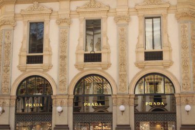Milan, İtalya - 16 Nisan 2017: Piazza del Duomo Meydanı 'ndaki Galleria Vittorio Emanuele Ii' den Prada mağazası.