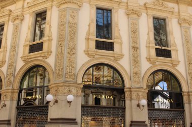 Milan, İtalya - 16 Nisan 2017: Piazza del Duomo Meydanı 'ndaki Galleria Vittorio Emanuele Ii' den Prada mağazası.
