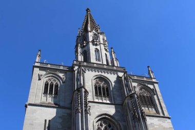 Tarihsel Constance Katedrali (Konstanzer Muenster), Almanya 'nın Baden-Wuerttemberg kentindeki Constance (Konstanz) şehrinde mavi gökyüzünde izole edilmiştir..